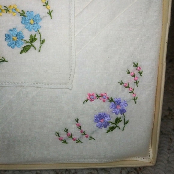 Vintage Deadstock Sun Lawn Made In Ireland Floral Embroidered Handkerchiefs - Picture 3 of 6